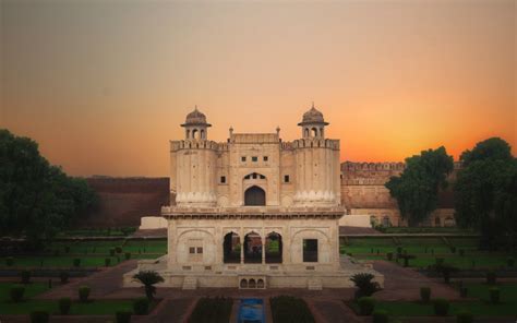  The Lahore Fort - A Monumental Symphony of Mughal Grandeur and Exquisite Detailing!