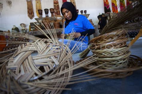 Perempuan dengan Daun Kelapa – Bức Chân Dung đầy Bi kịch và Ánh Sáng Hy Vọng